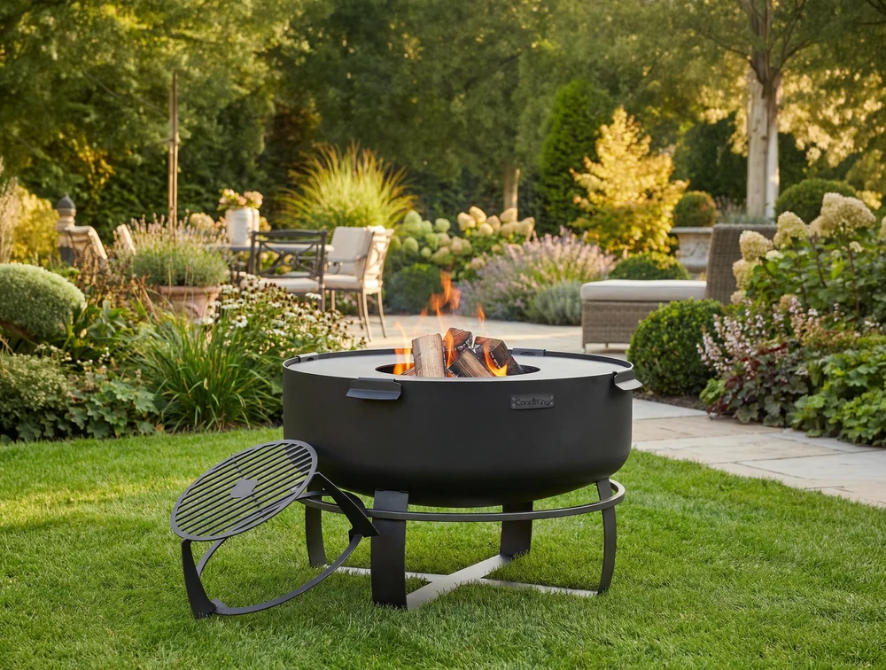COOK KING fire bowl with fire in the garden